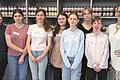 Schichtleiterin Anna-Lena Zimmermann (Erste von links) und Ausbilderin Amra Krzyzewski, (Erste von rechts) begleiten die Schülerinnen am Girls‘sDay.