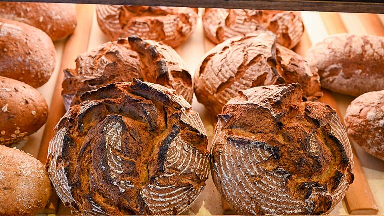 Brotauslage.jpeg - Die Deutschen lieben Brot und vor allem die Vielfalt der verschiedenen Sorten. Brotauslage.jpeg - Die Deutschen lieben Brot und vor allem die Vielfalt der verschiedenen Sorten.