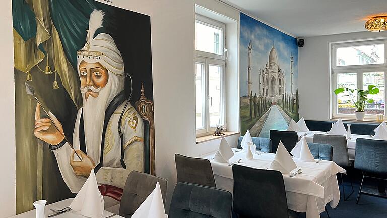 Taj Curryhaus in Bad Kissingen       -  Maharadscha Ranjit Singh hängt an der Wand im Taj Curryhaus in Bad Kissingen. Er kommt aus derselben Region wie Besitzer Ujjäger Singh.