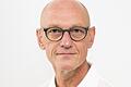 Torsten Burkhardt referiert zu Therapiemöglichkeiten bei Kniegelenks-Erkrankungen.