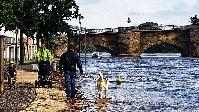 Die Hochwasserwelle auf dem Main rollt: In Kitzingen war der bisher höchste Pegelstand mit drei Metern an der Alten Mainbrücke am Samstagvormittag erreicht. Das bedeutete kleinere Überflutungen des Mainkais, der aber noch begehbar war. Der Pegel blieb bis zum Sonntag auf diesem Stand und ermöglichte so manchen Spaziergang in Hochwassernähe. Die Hochwasserwelle auf dem Main rollt: In Kitzingen war der bisher höchste Pegelstand mit drei Metern an der Alten Mainbrücke am Samstagvormittag erreicht. Das bedeutete kleinere Überflutungen des Mainkais, der aber noch begehbar war. Der Pegel blieb bis zum Sonntag auf diesem Stand und ermöglichte so manchen Spaziergang in Hochwassernähe.