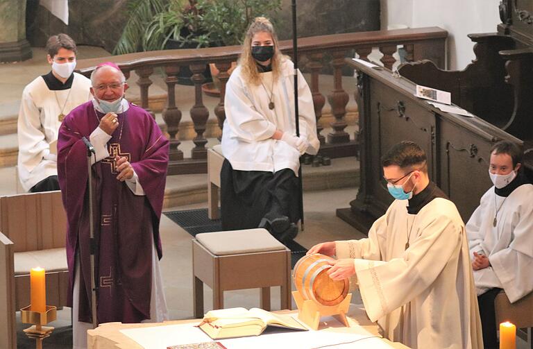 Ein Fass Wein für Weihbischof Ulrich Boom als Dankeschön vom Volkacher Pfarrgemeinderat und der Kirchenverwaltung.