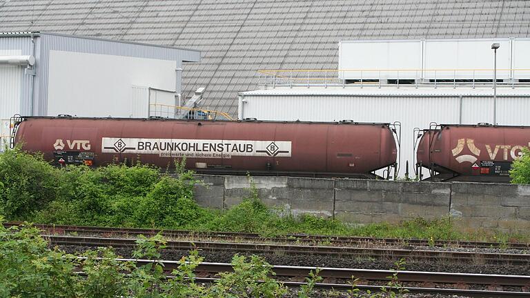 Braunkohlenstaub war ein wesentlicher Brennstoff zum Betrieb des Drehofens im Karlstadter Zementwerk Schwenk. Etwa zwei Güterzüge pro Woche wurden verheizt. Braunkohlenstaub war ein wesentlicher Brennstoff zum Betrieb des Drehofens im Karlstadter Zementwerk Schwenk. Etwa zwei Güterzüge pro Woche wurden verheizt.
