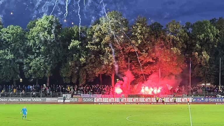 Beim Regionalligaspiel zwischen dem FC 05 Schweinfurt und dem FC Eintracht Bamberg Ende August 2023 gab es eine mehrminütige Unterbrechung, nachdem Pyrotechnik abgebrannt wurde. Jetzt musste sich ein junger Mann vor dem Amtsgericht Schweinfurt wegen eines Verstoßes gegen das Vermummungsverbot verantworten. Beim Regionalligaspiel zwischen dem FC 05 Schweinfurt und dem FC Eintracht Bamberg Ende August 2023 gab es eine mehrminütige Unterbrechung, nachdem Pyrotechnik abgebrannt wurde. Jetzt musste sich ein junger Mann vor dem Amtsgericht Schweinfurt wegen eines Verstoßes gegen das Vermummungsverbot verantworten.