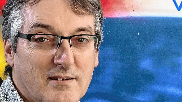 2016: Klaus Rostek in seinem Büro im Amt für Jugend und Familie vor dem Davidstern.