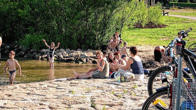 Rimini in Sulzfeld1 - Viel los ist an warmen Tagen in Sulzfeld an der Mainlände. Dort kann man nicht nur geschützt im main baden, es gibt auch weitere Sportangebote und einen Kiosk, außerdem führt der Radweg vorbei. Rimini in Sulzfeld1 - Viel los ist an warmen Tagen in Sulzfeld an der Mainlände. Dort kann man nicht nur geschützt im main baden, es gibt auch weitere Sportangebote und einen Kiosk, außerdem führt der Radweg vorbei.
