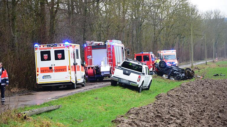 Der Autofahrer wurde aus dem Wrack gezogen. Der Spaziergängerin konnten die Retter nicht mehr helfen.