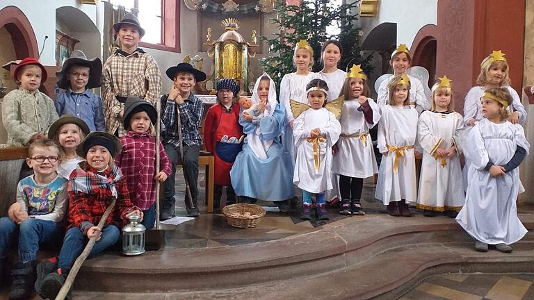 Mit der Kinderkrippenfeier feierten Alt und Jung die Geburt von Jesus in der Pfarrkirche St. Jakobus in Himmelstadt.