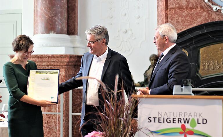 Urkunde für den Naturpark Steigerwald: Geschäftsführerin Sandra Baritsch und Vorsitzender Johann Kalb (rechts) nahmen sie entgegen von Friedel Heuwinkel, Vorsitzender des Verbandes Deutscher Naturparks. Urkunde für den Naturpark Steigerwald: Geschäftsführerin Sandra Baritsch und Vorsitzender Johann Kalb (rechts) nahmen sie entgegen von Friedel Heuwinkel, Vorsitzender des Verbandes Deutscher Naturparks.