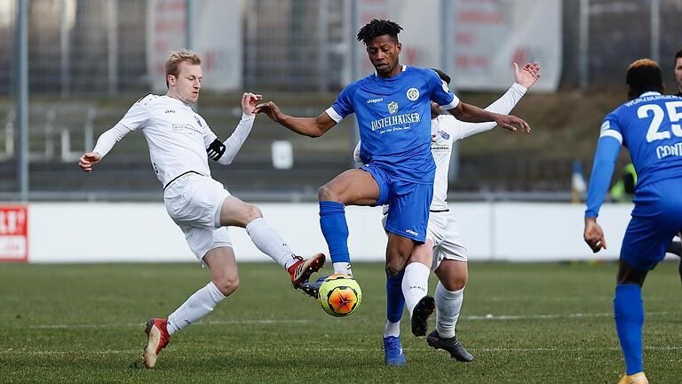 Essa Ganes vom FV 04 Würzburg (Mitte, hier im Spiel gegen Eintracht Bamberg) sagt: 'Fußball hat mir sehr, sehr, sehr geholfen, hier anzukommen.' Essa Ganes vom FV 04 Würzburg (Mitte, hier im Spiel gegen Eintracht Bamberg) sagt: 'Fußball hat mir sehr, sehr, sehr geholfen, hier anzukommen.'
