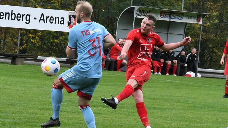 Schaltet sich als Außenverteidiger immer wieder in die Angriffe des FC Fuchsstadt ein: Nico Neder (rechts).       -  Schaltet sich als Außenverteidiger immer wieder in die Angriffe des FC Fuchsstadt ein: Nico Neder (rechts).