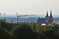 Wenn es nach den Stadtoberen 1967 gegangen wäre, würde das Kernkraftwerk heute in Gerolzhofen und nicht im 15 Kilometer entfernten Grafenrheinfeld stehen. Die Kühltürme, die am 16. August gesprengt werden, wirken auf dem Foto mit der Stadtpfarrkirche nur so nah, weil sie mit einem Teleobjektiv fotografiert wurden. Das Bild wurde in der Nähe der Gertraudiskapelle aufgenommen.