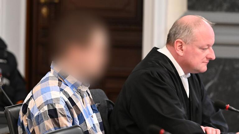 Mordprozess Zwickau - Ein 28-Jähriger soll in Tirpersdorf im Vogtland seine Mutter und seine Großeltern mit einer Axt erschlagen haben. Seit Donnerstag wird der Fall am Landgericht Zwickau verhandelt. Mordprozess Zwickau - Ein 28-Jähriger soll in Tirpersdorf im Vogtland seine Mutter und seine Großeltern mit einer Axt erschlagen haben. Seit Donnerstag wird der Fall am Landgericht Zwickau verhandelt.