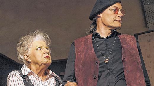 Ein Gesicht wie von Agatha Christie entworfen: Inken Kleibömer als Miss Marple, am Arm von Lawrence Redding alias Matthias Hahn. Ein Gesicht wie von Agatha Christie entworfen: Inken Kleibömer als Miss Marple, am Arm von Lawrence Redding alias Matthias Hahn.