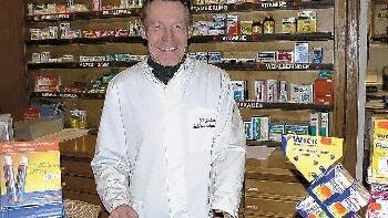 Dr. Wolf-Eberhard Beyer gibt die - Dr. Wolf-Eberhard Beyer gibt die Sommerhäuser Apotheke nach 60 Jahren in Familienhand ab. Dr. Wolf-Eberhard Beyer gibt die - Dr. Wolf-Eberhard Beyer gibt die Sommerhäuser Apotheke nach 60 Jahren in Familienhand ab.