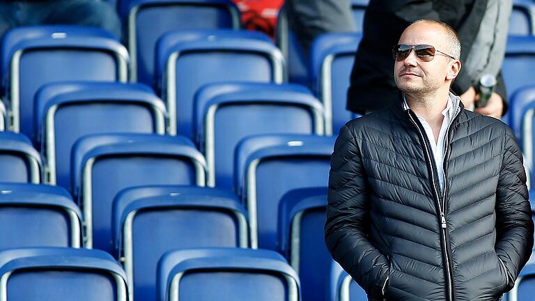 Blick nach oben: Sein Ziel, mit den Würzburger Kickers in die Profifußball zu kommen, hat Thorsten Fischer erreicht. Nun trennen sich die Wege zwischen dem Unternehmers und dem Noch-Drittligisten. Blick nach oben: Sein Ziel, mit den Würzburger Kickers in die Profifußball zu kommen, hat Thorsten Fischer erreicht. Nun trennen sich die Wege zwischen dem Unternehmers und dem Noch-Drittligisten.