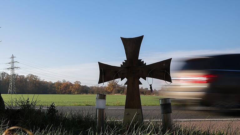 Kreuz erinnert an Unfallopfer - Ein Kreuz steht an einer Landstraße und erinnert an ein Unfallopfer. Kreuz erinnert an Unfallopfer - Ein Kreuz steht an einer Landstraße und erinnert an ein Unfallopfer.
