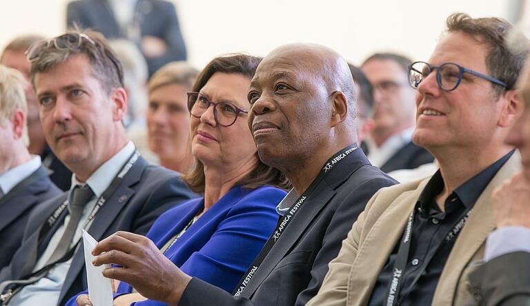 Am Freitag wurde das Africa Festival in Würzburg eröffnet (von links): Oberbürgermeister Christian Schuchard, Landtagspräsidentin Ilse Aigner, der südafrikanische Botschafter Phumelele Stone Sizani und Bürgermeister Martin Heilig. Am Freitag wurde das Africa Festival in Würzburg eröffnet (von links): Oberbürgermeister Christian Schuchard, Landtagspräsidentin Ilse Aigner, der südafrikanische Botschafter Phumelele Stone Sizani und Bürgermeister Martin Heilig.