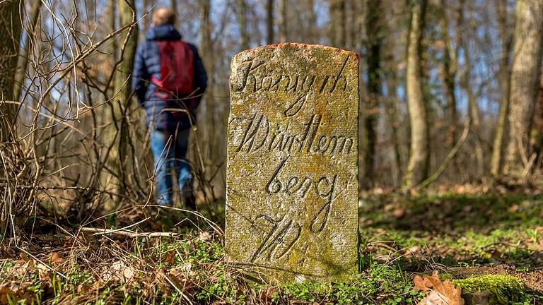 Dass es hier entlang der bayerisch-württembergischen Grenze geht, erkennt man an den vielen Grenzsteinen:&nbsp; unterwegs beim Wandern in Aub im Landkreis Würzburg.&nbsp;