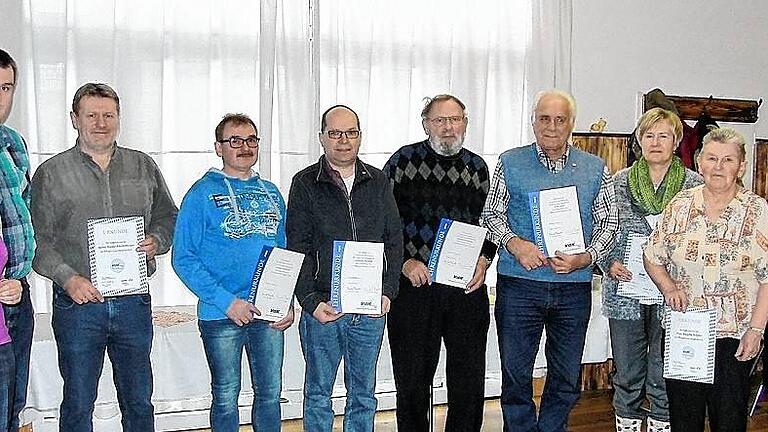Beim VdK Fladungen wurden langjährige Mitglieder von Kreis- und Ortsverband ausgezeichnet. Dazu gratulierten die Ortsverbands-Vorsitzende Renate Wolffgang, Fladungens dritter Bürgermeister Pius Müller (von links) und VdK-Kreisgeschäftsführerin Lydia Vorndran (rechts).