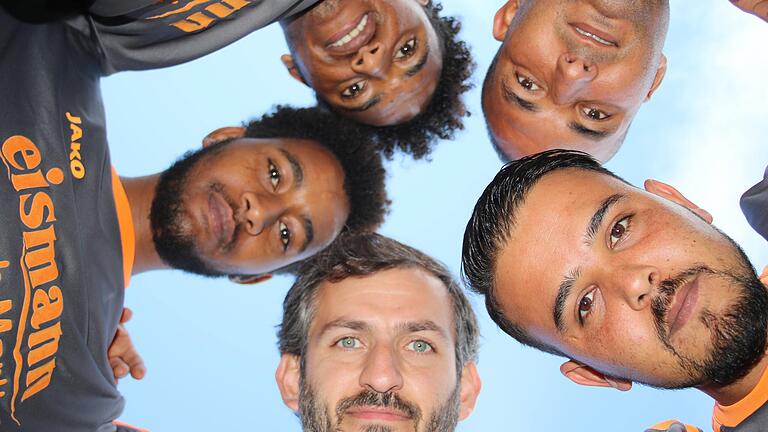 Elf Flüchtlinge spielen beim FC Knetzgau. Für seine Integrationsarbeit erhält der A-Klassist aus dem Landkreis Haßberge nun eine Förderung der DFB-Stiftung „Egidius Braun“. Elf Flüchtlinge spielen beim FC Knetzgau. Für seine Integrationsarbeit erhält der A-Klassist aus dem Landkreis Haßberge nun eine Förderung der DFB-Stiftung „Egidius Braun“.