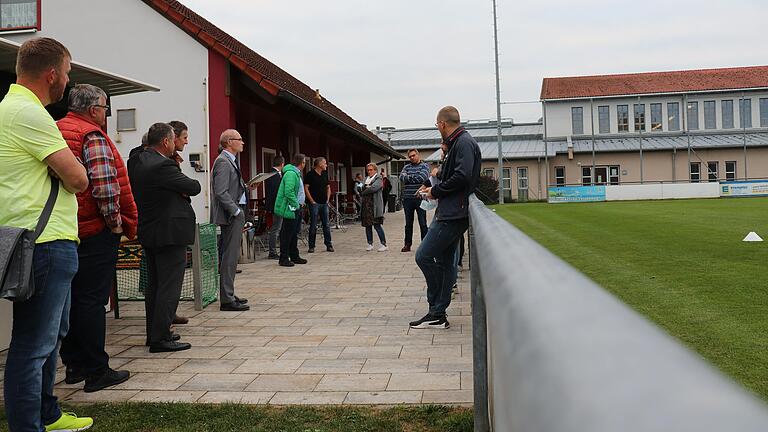 Der Bereich um das Vereinsheim des FC Iphofen soll erweitert werden. Dafür müssen hinter dem Gebäude fünf Parkplätze der Karl-Knauf-Halle weichen, wie beim Ortstermin des Bauausschusses klar wurde. Der Bereich um das Vereinsheim des FC Iphofen soll erweitert werden. Dafür müssen hinter dem Gebäude fünf Parkplätze der Karl-Knauf-Halle weichen, wie beim Ortstermin des Bauausschusses klar wurde.