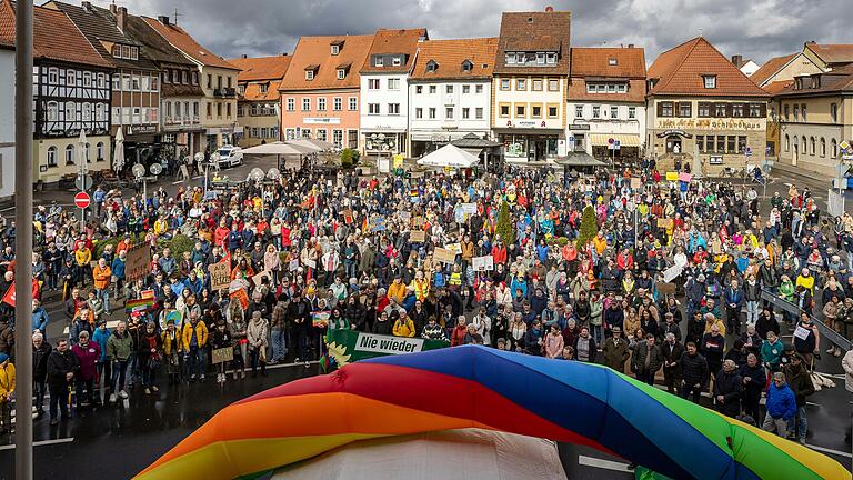 Volles Haus auf dem Marktplatz Bad Königshofen: Gut 550 Demonstrantinnen und Demonstranten dürften es gewesen sein, die am Samstagmittag für Demokratie und Vielfalt in einer toleranten Gesellschaft eintraten. Volles Haus auf dem Marktplatz Bad Königshofen: Gut 550 Demonstrantinnen und Demonstranten dürften es gewesen sein, die am Samstagmittag für Demokratie und Vielfalt in einer toleranten Gesellschaft eintraten.