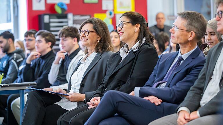 Landtagspräsidentin Ilse Aigner mit Schulleiterin Kerstin Petz und Schweinfurts Oberbürgermeister Sebastian Remelé: Aufmerksam hörte die CSU-Politikerin den Schülerinnen und Schülern zu.