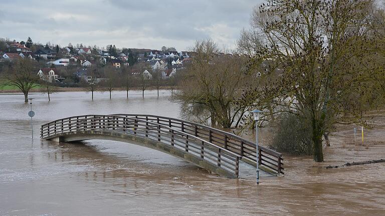 Die Brücke über die Saale hier bei Bad Neustadt hat bei dem Hochwasser ihre Bedeutung verloren. Allerdings nur vorübergehend, denn die Fluten sollen langsam wieder abfließen. Die Brücke über die Saale hier bei Bad Neustadt hat bei dem Hochwasser ihre Bedeutung verloren. Allerdings nur vorübergehend, denn die Fluten sollen langsam wieder abfließen.