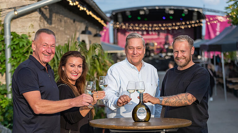 Das Stein-Wein-Fest ist eröffnet! Zahlreiche Menschen besuchen am Mittwoch 30.08.23 das Weinfest am Wengert in Würzburg. Für musikalische Unterhaltung sorgte die Band 'Punte Latino'.