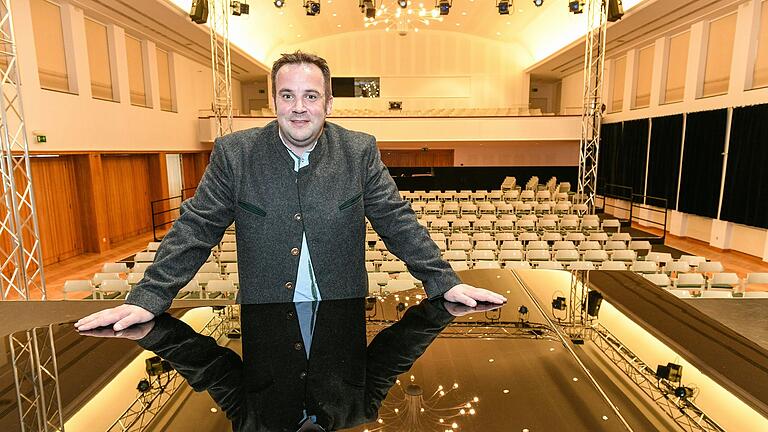 Christof Wahlefeld ist Intendant am Theater in Schweinfurt und hat während der Umbauphase des Theaters eine Ausweichspielstätte im evangelischen Gemeindehaus gefunden. Im Kulturausschuss stellte er die neue Spielzeit 2024/25 vor. Christof Wahlefeld ist Intendant am Theater in Schweinfurt und hat während der Umbauphase des Theaters eine Ausweichspielstätte im evangelischen Gemeindehaus gefunden. Im Kulturausschuss stellte er die neue Spielzeit 2024/25 vor.