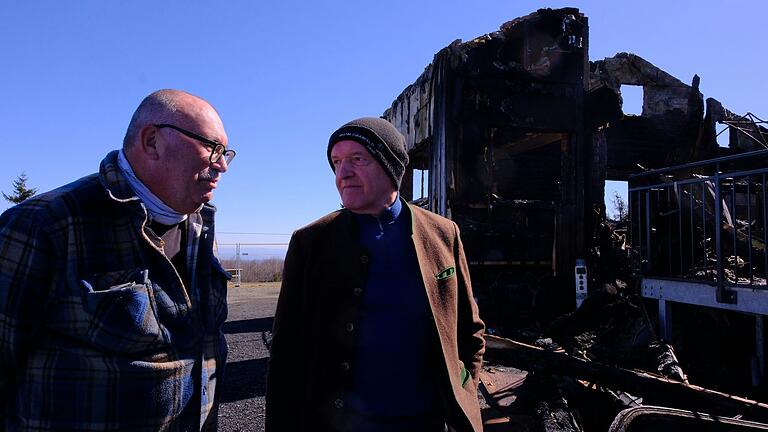 Landrat Thomas Habermann (rechts) macht sich mit Manfred Egert, Vorsitzender des Rhönklub-Zweigvereins Bad Kissingen, ein Bild vor Ort von der Brandruine. Landrat Thomas Habermann (rechts) macht sich mit Manfred Egert, Vorsitzender des Rhönklub-Zweigvereins Bad Kissingen, ein Bild vor Ort von der Brandruine.