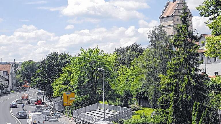 Tribünen stehen für das E-Car-Rennen       -  (sde)   Am Samstagnachmittag wird die Mühlbacher Straße in Bad Neustadt zwischen Stadthalle und Triamare zur Rennstrecke. Im Rahmen der zweiten Fahrzeugschau Elektromobilität wird es auf der Strecke ein E-Car-Racing geben, ein Rennen mit Elektroautos. Damit die Zuschauer das Renngeschehen vernünftig &ndash; und im richtigen Sicherheitsabstand &ndash; verfolgen können, hat die Firma Eurozelt Wahl Tribünen aufgebaut. Die sind entstanden im Randbereich des Pershore-Gartens entlang der Strecke. Rund 1500 Zuschauer, so Ulrich Leber von den Stadtwerken, sollen so das Rennen verfolgen können. Allerdings mussten für die Tribünen einige Büsche weichen. Aber der kräftige Rückschnitt war eh vorgesehen, sagt Bauhofleiter Konrad Wehe. Man hat gewusst, dass das Rennen kommt und mit dem Pflegegang entsprechend gewartet. Nachwachsen werden die Büsche wieder, so Wehe.
