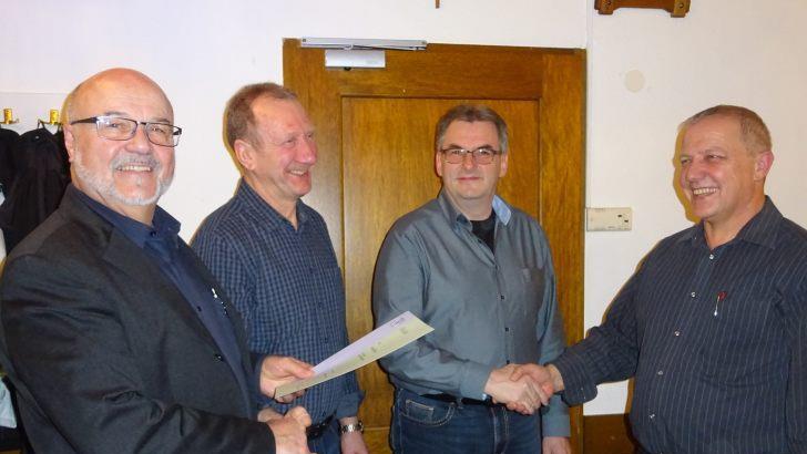 Heinz Amling (links) und Anton Ziegler (rechts) ehren Ludwig Geiling (Zweiter von links) und Werner Schlembach für ihre langjährige Mitgliedschaft.  Foto: Anton Then       -  Heinz Amling (links) und Anton Ziegler (rechts) ehren Ludwig Geiling (Zweiter von links) und Werner Schlembach für ihre langjährige Mitgliedschaft.  Foto: Anton Then