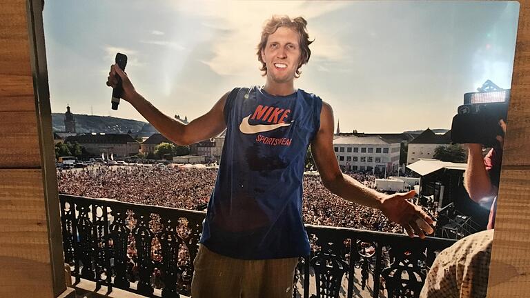 Dirk Nowitzki auf dem Rathausbalkon der Würzburger Residenz nach dem Gewinn des NBA-Titels 2011 mit den Dallas Mavericks. Das Foto hängt im 'Deutschen Haus' in Dallas.