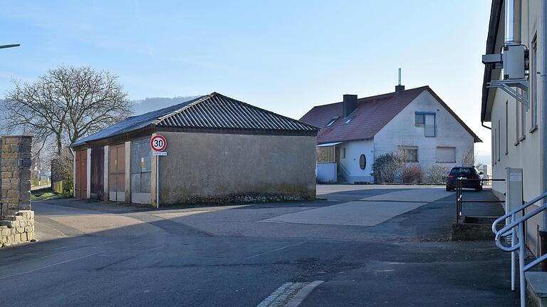Die Garagenanlage ist in die Jahre gekommen. Nicht nur wegen des Anblicks, sondern vor allem, weil die Anlage für eine Engstelle in der Jahnstraße sorgt, will die Gemeinde die Garagen abreißen. Die Garagenanlage ist in die Jahre gekommen. Nicht nur wegen des Anblicks, sondern vor allem, weil die Anlage für eine Engstelle in der Jahnstraße sorgt, will die Gemeinde die Garagen abreißen.