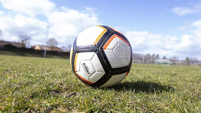 Soll baldmöglichst wieder rollen: der Fußball. Der Zeitplan für die bayerischen Amateurligen gibt aktuell eine reguläre Beendigung der Saison noch her. Soll baldmöglichst wieder rollen: der Fußball. Der Zeitplan für die bayerischen Amateurligen gibt aktuell eine reguläre Beendigung der Saison noch her.