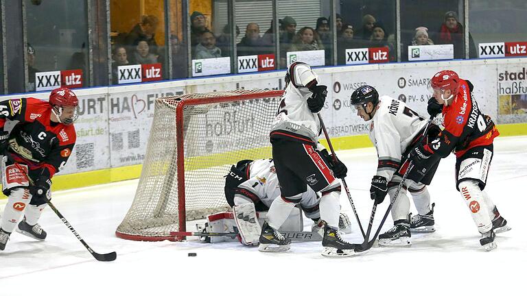 Großchance für Haßfurts Kapitän Christian Dietrich (links), der den freiliegenden Puck aber nicht an Dingolfings Torwart Dennis Jedrus vorbei ins Netz lupfen kann. Ganz rechts Teamkollege Tomas Pribyl.