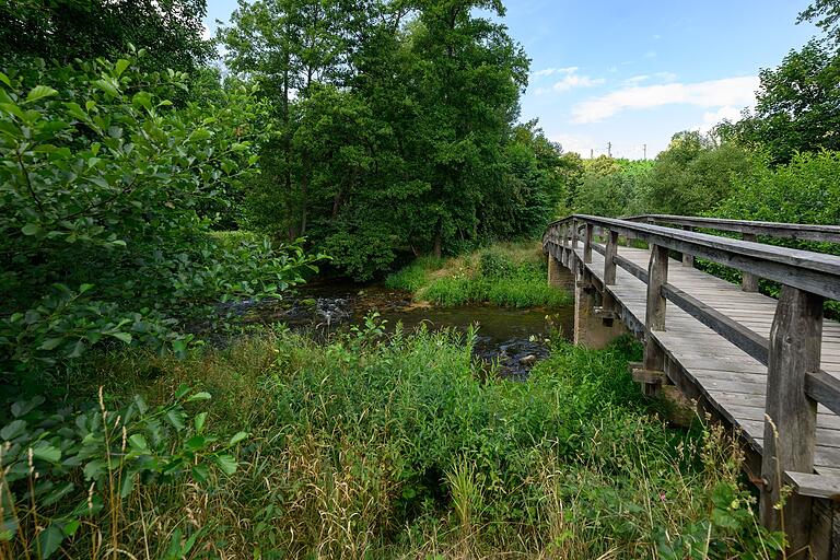 Malerisch ist das Attribut, mit dem sich die Tour durch das Sinntal am treffendsten beschreiben lässt. Ständig eröffnen sich auf dem Weg schöne Ausblicke auf den kleinen Fluss, hier kurz vor Jossa. Malerisch ist das Attribut, mit dem sich die Tour durch das Sinntal am treffendsten beschreiben lässt. Ständig eröffnen sich auf dem Weg schöne Ausblicke auf den kleinen Fluss, hier kurz vor Jossa.