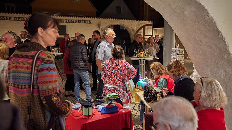 Kunsthandwerkinnen ließen sich bei der Eröffnung des Kulturherbsts in der Ochsenfurter Spitalanlage bereitwillig über die Schulter schauen. Kunsthandwerkinnen ließen sich bei der Eröffnung des Kulturherbsts in der Ochsenfurter Spitalanlage bereitwillig über die Schulter schauen.