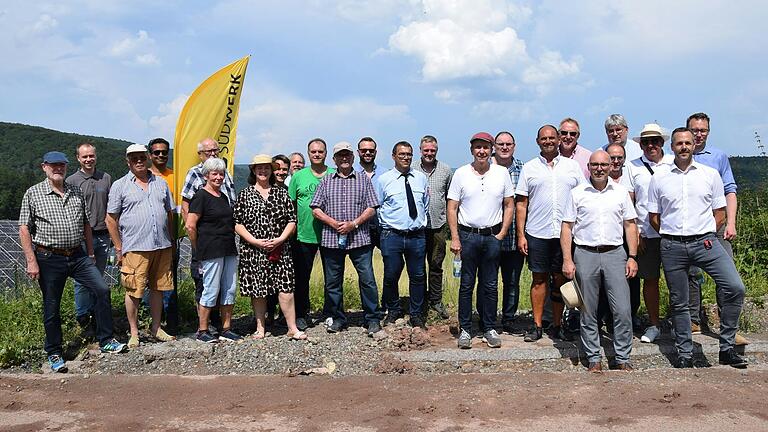 Nach sechs Monaten Bauzeit konnte der Solarpark Gemünden-Harrbach ans Netz angeschlossen werden. Zur Eröffnung luden die Betreiberfirma Südwerk und die Baufirma SENS politische Vertreter, Grundbesitzer und Feuerwehr auf das Gelände ein.