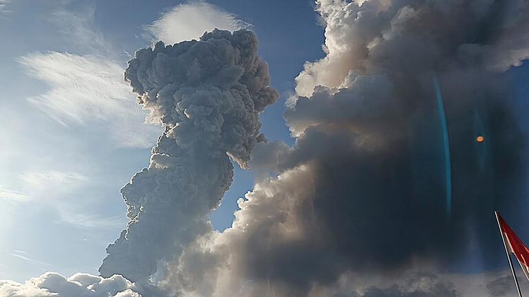 Vulkanausbruch in Indonesien       -  Der Feuerberg spuckt seit Tagen immer mehr Asche.