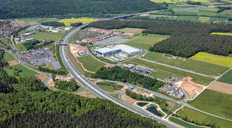 Rechts oberhalb von der Erwin-Hymer-World (in der Bildmitte) entstehen Versand und Produktion, das Warema Sun Forum wird links unterhalb gebaut. Rechts oberhalb von der Erwin-Hymer-World (in der Bildmitte) entstehen Versand und Produktion, das Warema Sun Forum wird links unterhalb gebaut.