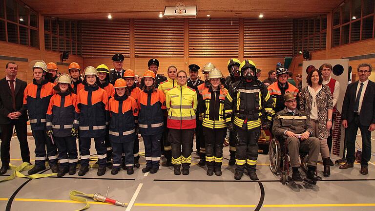 Als ein Herzensanliegen in ihrer Funktion als Bürgermeisterin und Vorsitzende des Feuerwehrvereins legte Bürgermeisterin Andrea Rothenbucher beim Neujahrsempfang Hettstadts Bürgerinnen und Bürgern die Unterstützung der Freiwilligen Feuerwehr nahe. Als ein Herzensanliegen in ihrer Funktion als Bürgermeisterin und Vorsitzende des Feuerwehrvereins legte Bürgermeisterin Andrea Rothenbucher beim Neujahrsempfang Hettstadts Bürgerinnen und Bürgern die Unterstützung der Freiwilligen Feuerwehr nahe.