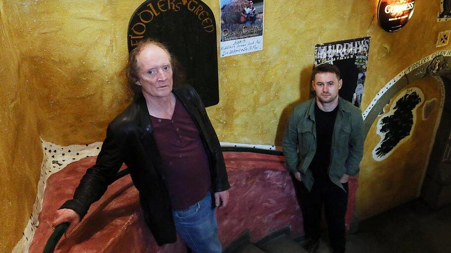 'Fiddlers-Green'-Inhaber Mick O'Mahony und sein Mitarbeiter.  Fotos: Steffen Krapf       -  Warten auf die Party nach Corona: Die Auflagen fÃ¼r die Gastronomie sind fÃ¼r 'Fiddlers-Green'-Inhaber Mick O'Mahony und sein Mitarbeiter nicht praktikabel.  Foto: Steffen Krapf
