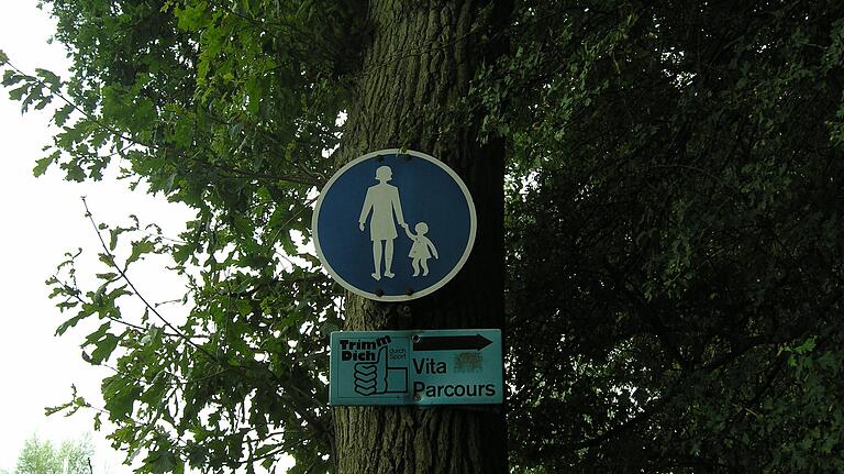 Das Schild täuscht: Nicht nur Mamas mit Kindern, auch Papas dürfen auf den Trimm-dich-Pfad, der gut ausgeschildert ist. Das Schild täuscht: Nicht nur Mamas mit Kindern, auch Papas dürfen auf den Trimm-dich-Pfad, der gut ausgeschildert ist.