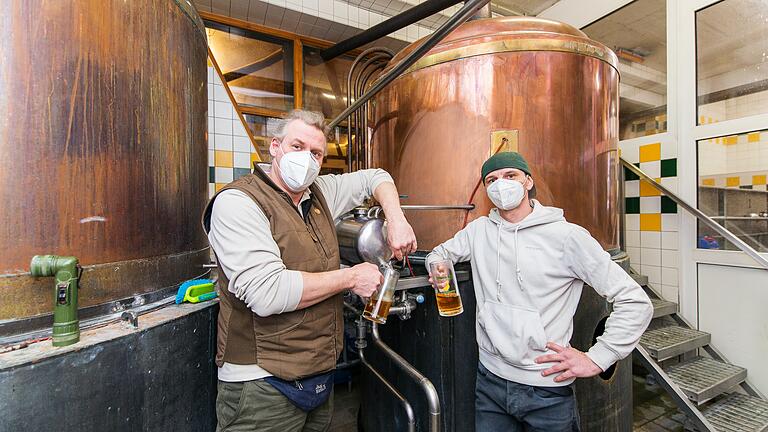 Chef Michael Will (links) und Betriebsleiter Heiko Fleischman von der Goldenen Gans in der Burkarderstraße zwickeln den vor wenigen Tagen für den Biergarten eingebrauten Maibock.&nbsp; Am 1. April will Will ihn eröffnen. Wenn das nicht klappt, wird's schwierig, sagt er.