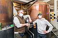 Chef Michael Will (links) und Betriebsleiter Heiko Fleischman von der Goldenen Gans in der Burkarderstraße zwickeln den vor wenigen Tagen für den Biergarten eingebrauten Maibock.&nbsp; Am 1. April will Will ihn eröffnen. Wenn das nicht klappt, wird's schwierig, sagt er.