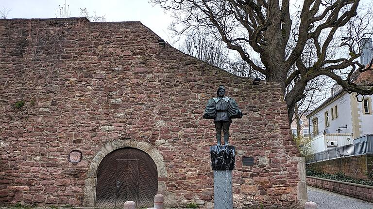 Die Statue von Peter Heil steht an der alten Stadtmauer. - Die Statue von Peter Heil steht an der alten Stadtmauer. Die Statue von Peter Heil steht an der alten Stadtmauer. - Die Statue von Peter Heil steht an der alten Stadtmauer.