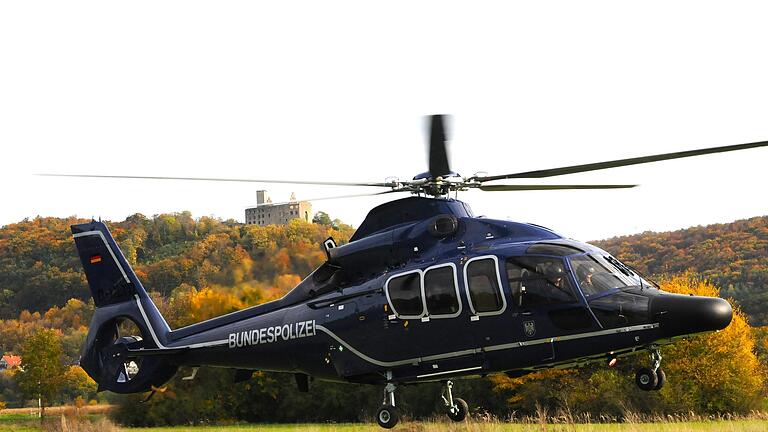 Vor der Kulisse der Trimburg starteten die Helikopter auf dem Ausweichfußballplatz des FC Elfershausen. - Vor der Kulisse der Trimburg starteten die Helikopter auf dem Ausweichfußballplatz des FC Elfershausen. Vor der Kulisse der Trimburg starteten die Helikopter auf dem Ausweichfußballplatz des FC Elfershausen. - Vor der Kulisse der Trimburg starteten die Helikopter auf dem Ausweichfußballplatz des FC Elfershausen.